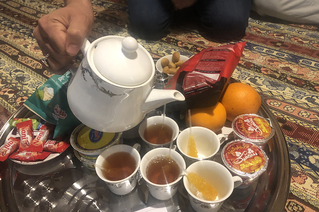 Mâm trà khuya dành cho 5 người chưa đầy 100.000 đồng tiền Việt