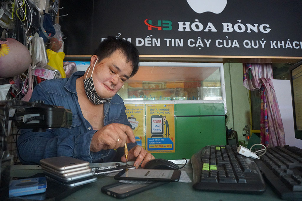  Cửa hàng sửa chữa điện thoại của anh Hòa có tên là Hòa Bỏng - ẢNH PHẠM ĐỨC