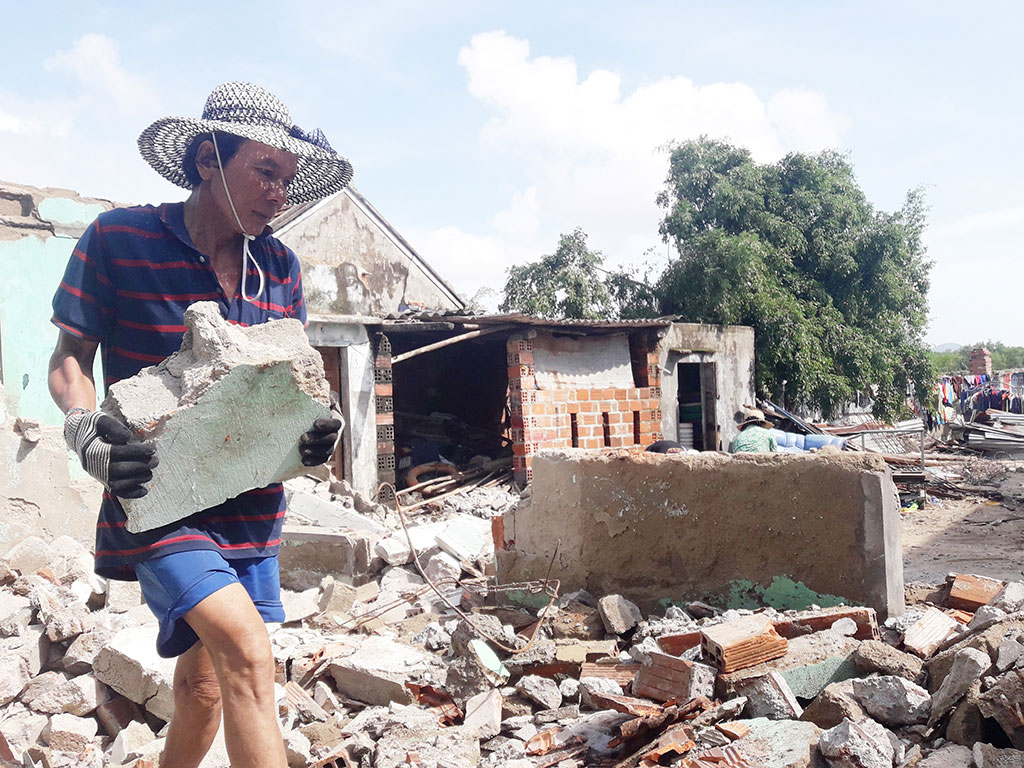 Anh Phạm Ngọc Hải (TX.Sông Cầu, Phú Yên) bên căn nhà đổ nát sau khi bão đi qua