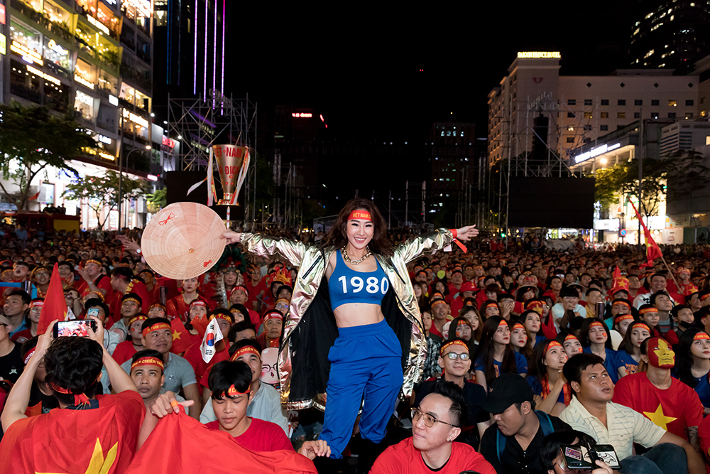 Sau chơi nhạc cổ vũ, DJ Oxy xuống sân hòa cùng hàng ngàn khán giả cổ vũ hết mừng U.22 Việt Nam - Ảnh: CTV