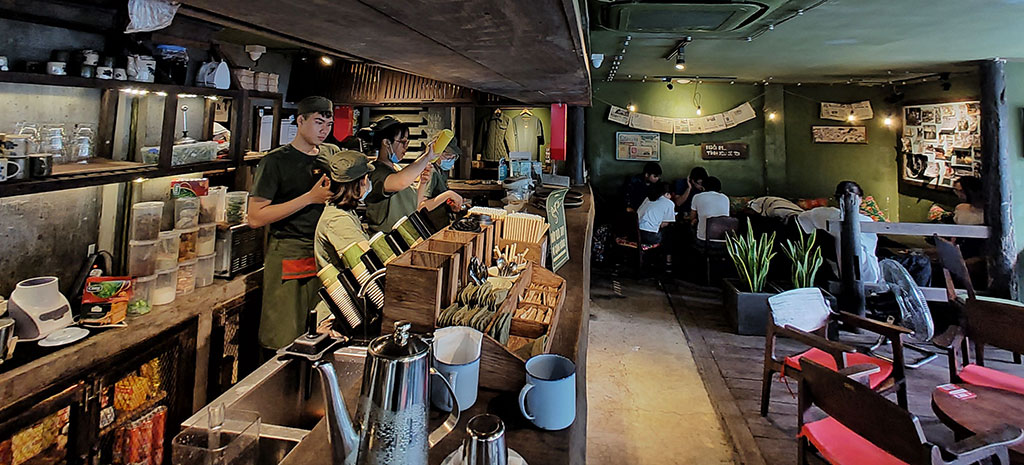 Không gian quán cà phê Cộng với những nét trang trí của thời bao cấp ảnh: Ngọc Dương