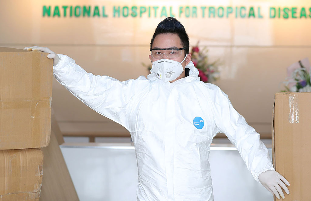 Ca sĩ Tùng Dương ủng hộ vật dụng chống dịch Covid-19 tại một bệnh viện ở Hà Nội Ảnh: NSCC