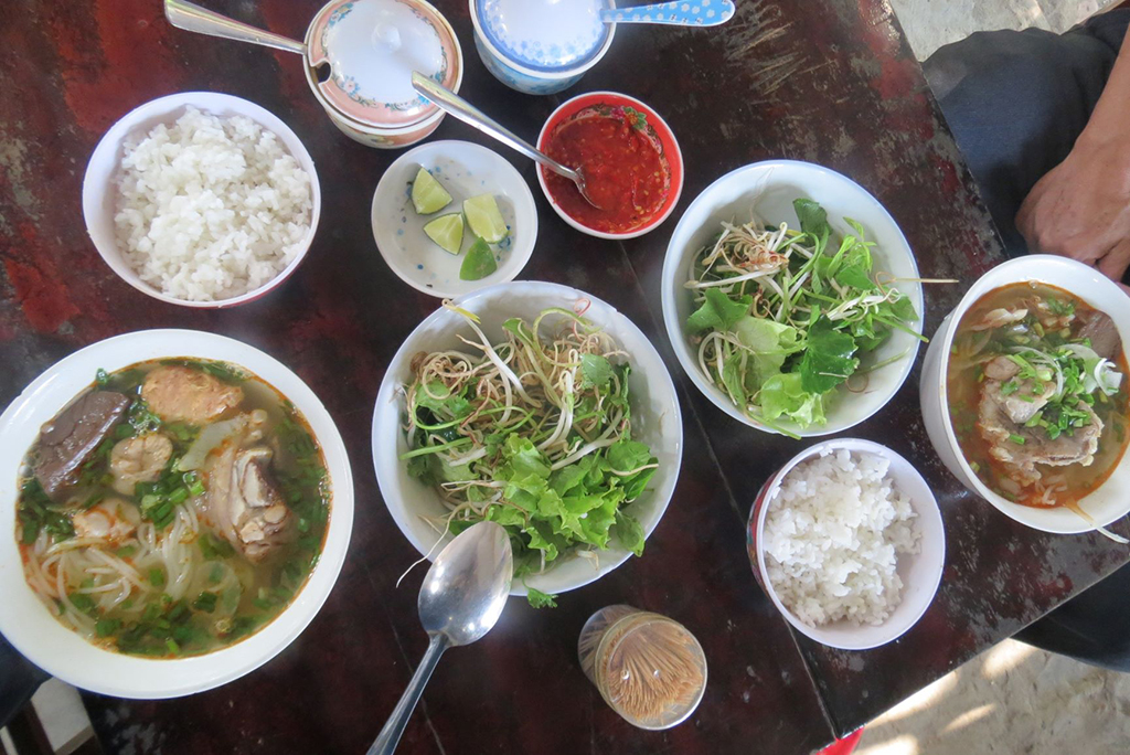 Chắc bụng với món bún bò ăn với cơm Ảnh: Tuyết Khoa