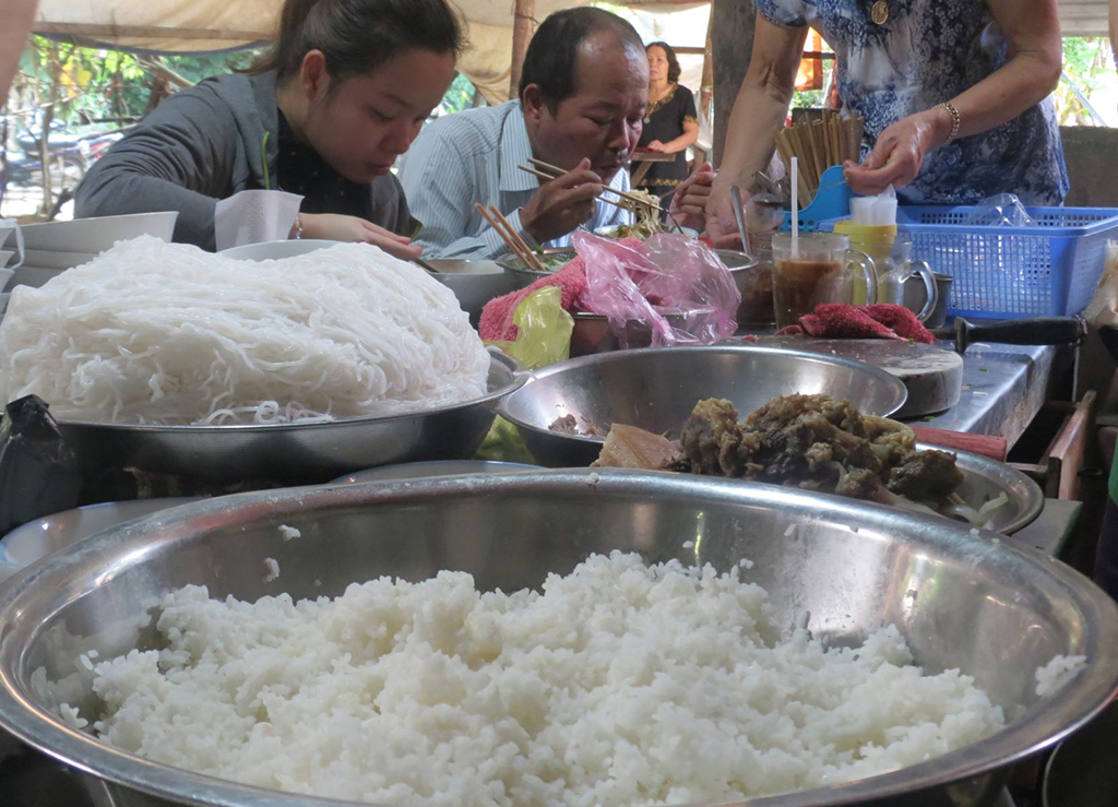 Cơm ăn cùng bún thường hơi khô, không ướt Ảnh: Tuyết Khoa