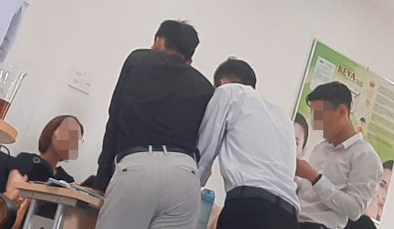   Các nhân viên tại số 21A1 Làng Tăng Phú đang trao đổi công việc với quản lý  Ảnh: Nhật Linh