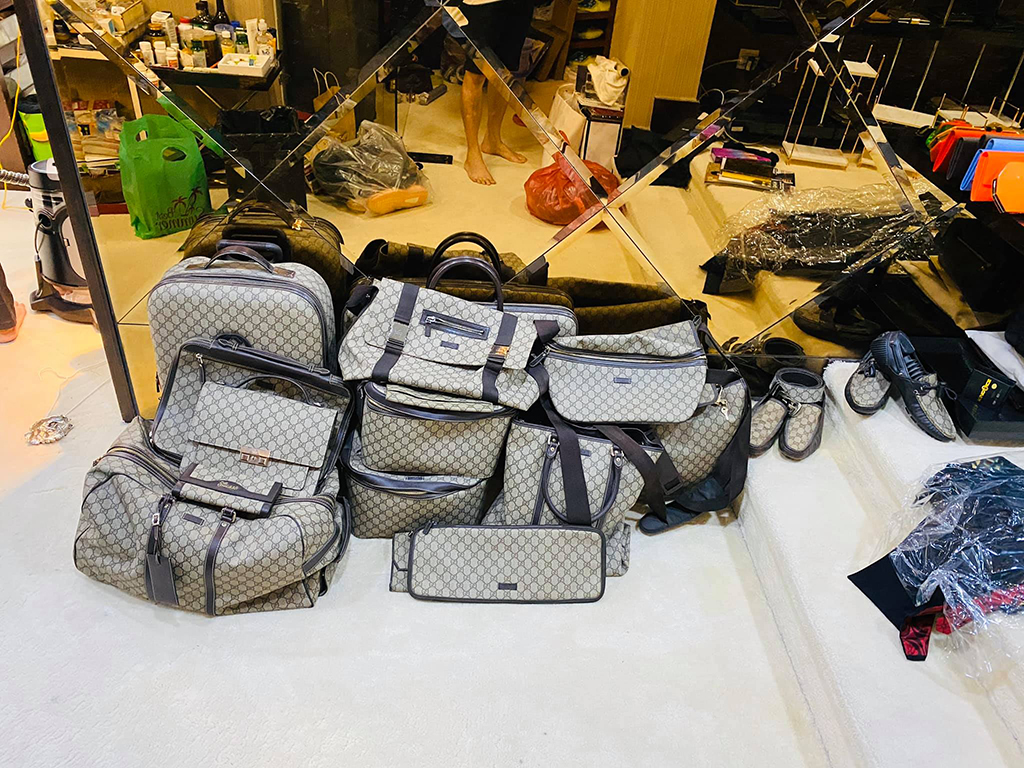 Số túi Gucci này chỉ là một phần cực nhỏ trong bộ sưu tập hàng hiệu của nam ca sĩ (Ảnh: FBNV)