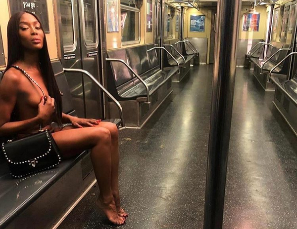 Mới đây, Naomi Campbell còn “đốt mắt” dân mạng khi đăng tải những bức ảnh nude chưa từng được công bố cô chụp cho nhãn hàng Valentino (Ảnh: Instagram NV)