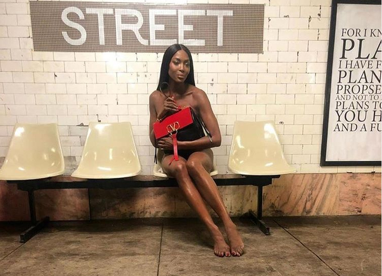 Naomi Campbell táo bạo chụp ảnh nude giữa ga tàu điện ngầm (Ảnh: Instagram NV)
