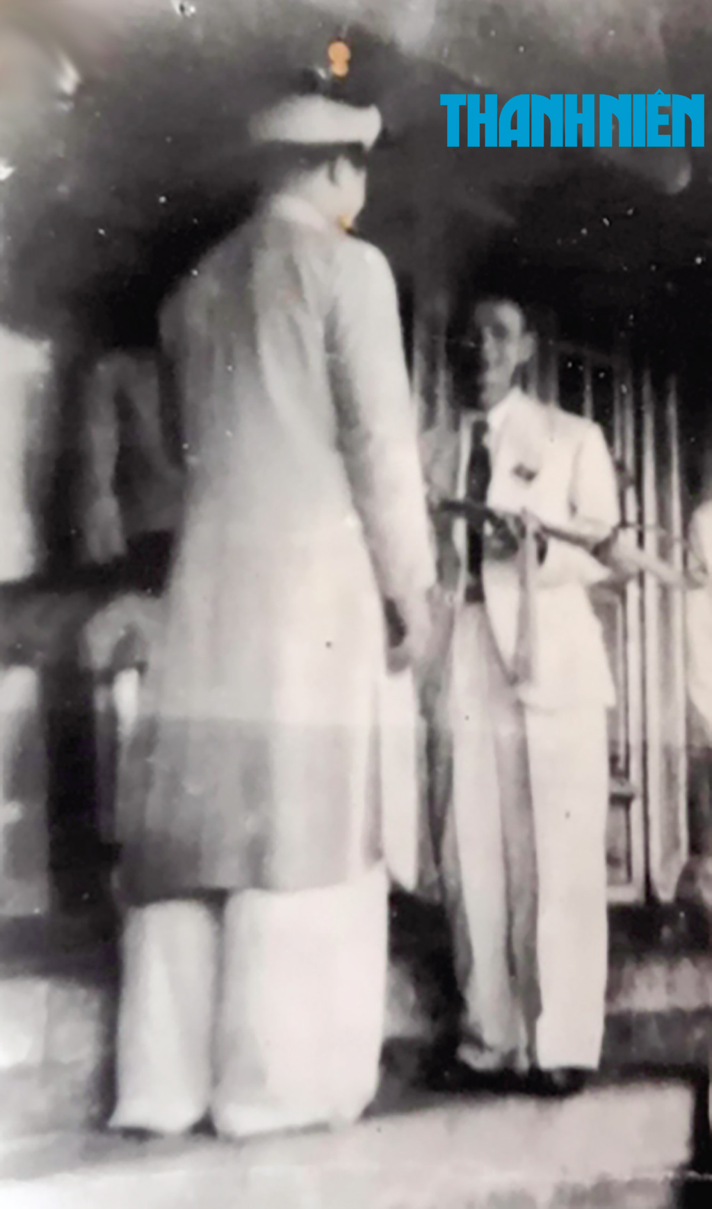 Trưởng đoàn Trần Huy Liệu (phải) nhận thanh kiếm nạm ngọc từ vua Bảo Đại thoái vị, chiều 30.8.1945 Ảnh: Tư liệu sưu tầm từ Lưu trữ Cộng hòa Pháp