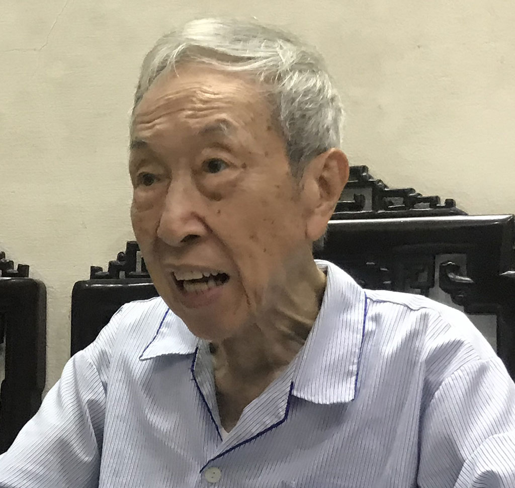 Ông Lê Đức Vân dù đã 95 tuổi nhưng vẫn nhớ như in lịch sử ra đời và hoạt động Đoàn Thanh niên cứu quốc thành Hoàng Diệu ẢNH: VŨ THƠ