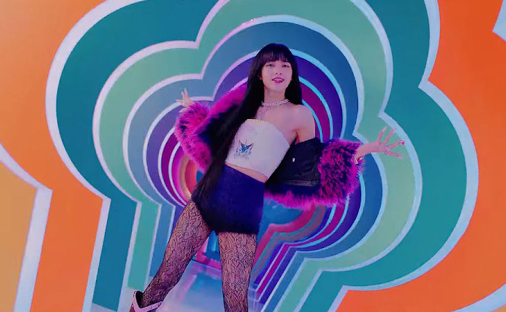 Lisa - một thành viên của nhóm nhạc BLACKPINK đầy tài năng, sẽ xuất hiện trong MV Ice Cream và trình diễn bộ trang phục đáng yêu và quyến rũ. Hãy chuẩn bị cho một trải nghiệm ngắm nhìn không thể bỏ qua.