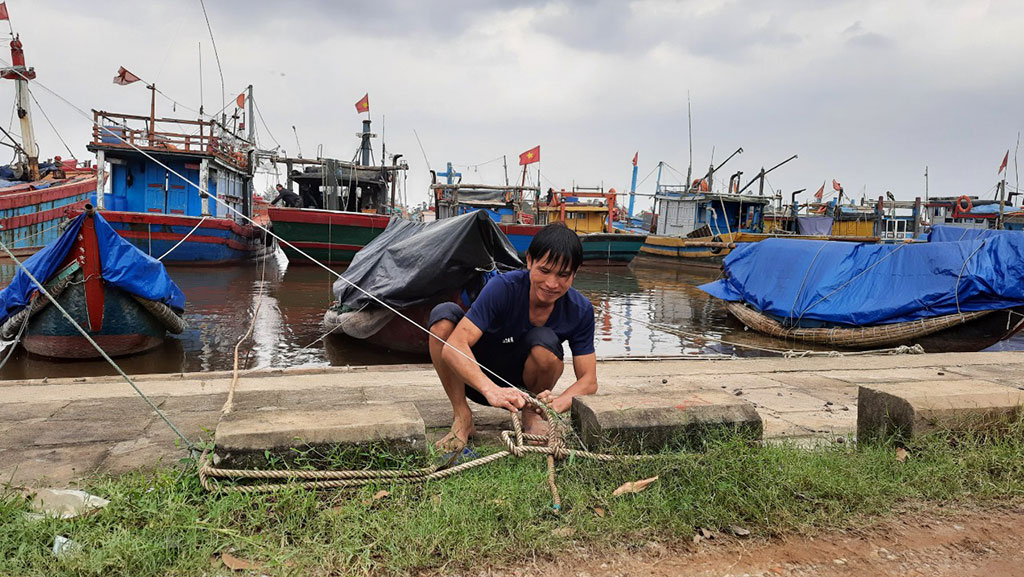 Ngư dân xã Triệu An (H.Triệu Phong, Quảng Trị) gia cố lại dây neo các tàu cá ẢNH: THANH LỘC