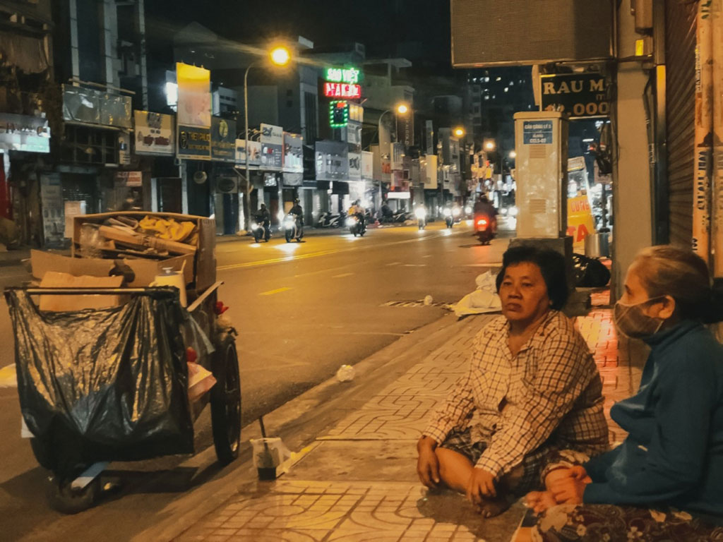 Những người 'không nhà' co ro lề đường trong đêm Sài Gòn trở lạnh ...