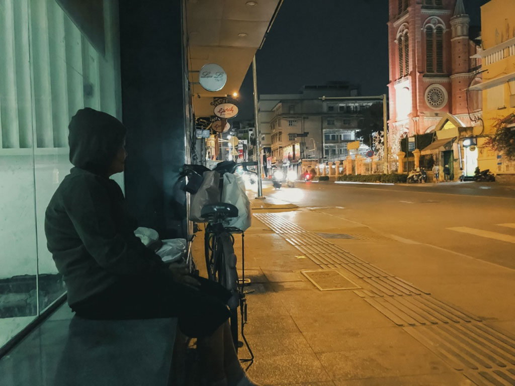 Những người 'không nhà' co ro lề đường trong đêm Sài Gòn trở lạnh ...