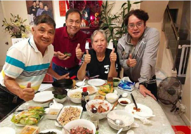 Trong bức ảnh chụp tháng 5.2020, Hồng Kim Bảo (thứ hai từ phải sang) từng gây sửng sốt với cơ thể gầy đến mức nhiều người không nhận ra. Ảnh: chụp màn hình 