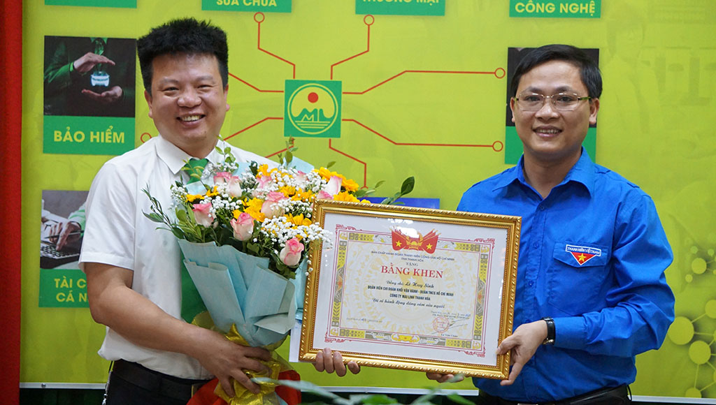 Anh Lê Huy Sinh nhận bằng khen của Tỉnh đoàn Thanh Hóa ẢNH: MINH HẢI