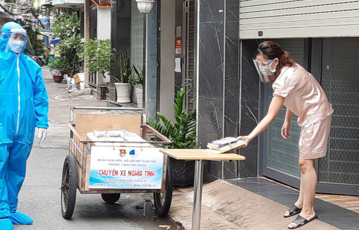 Người dân khu phong tỏa nhận sách
