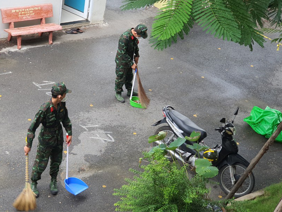 Bộ đội dọn cỏ: Xem những bộ đội lao động đầy nghị lực và tinh thần trách nhiệm chăm sóc cây cối và vệ sinh môi trường sẽ giúp bạn cảm nhận được tình yêu quê hương và đất nước. Hình ảnh này là lời khẳng định về nỗ lực của những người làm việc trong lĩnh vực bảo vệ môi trường.