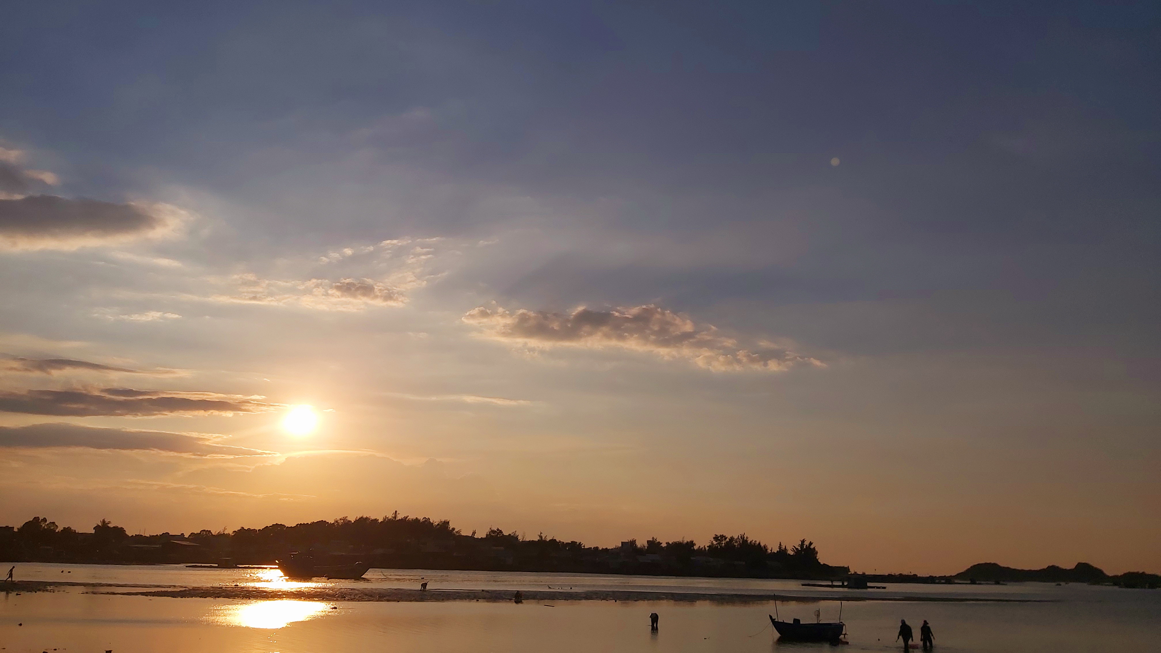 Sông Trà Bồng: Mãi mãi là biểu tượng văn hóa của Quảng Ngãi, Sông Trà Bồng lấp lánh với ánh nắng rực rỡ của bình minh. Bản sắc địa phương tươi sáng trên dòng sông cùng những khu vườn bên bờ. Bức ảnh sẽ giúp bạn cảm nhận cảm giác yên bình và giải tỏa stress trong cuộc sống.