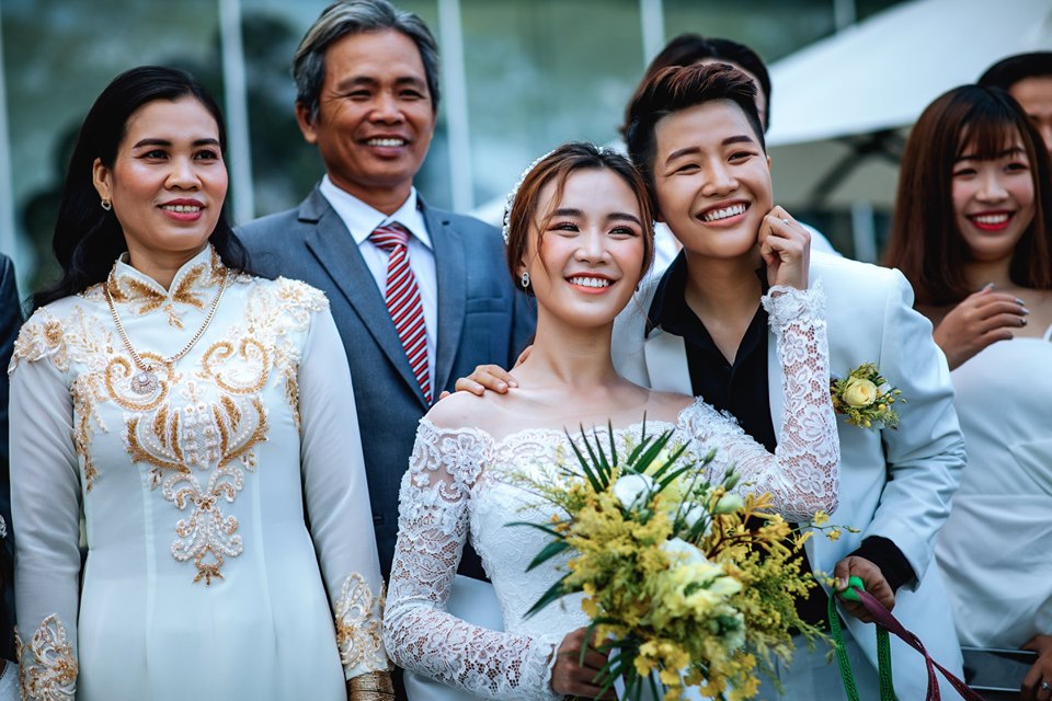 Cặp đôi LGBT nổi tiếng YunBin Tú Tri tung ảnh cưới lung linh
