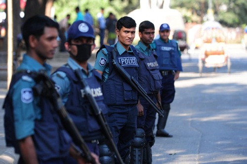 Lực lượng an ninh Bangladesh vào cuộc sau vụ giẫm đạp tại thành phố Mymensingh - Ảnh: AFP