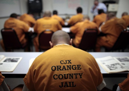 Tù nhân tại Mỹ và California nói riêng vẫn còn nhiều mối nguy sau song sắt - Ảnh minh họa của Reuters