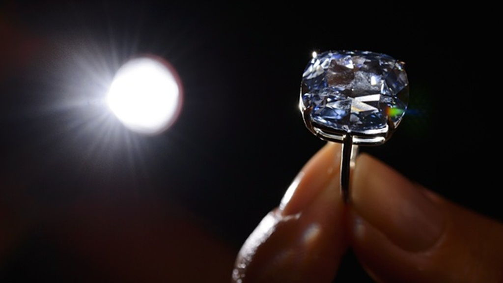 Đại gia bỏ nghìn tỉ mua 2 viên kim cương đắt nhất thế giới là ai?