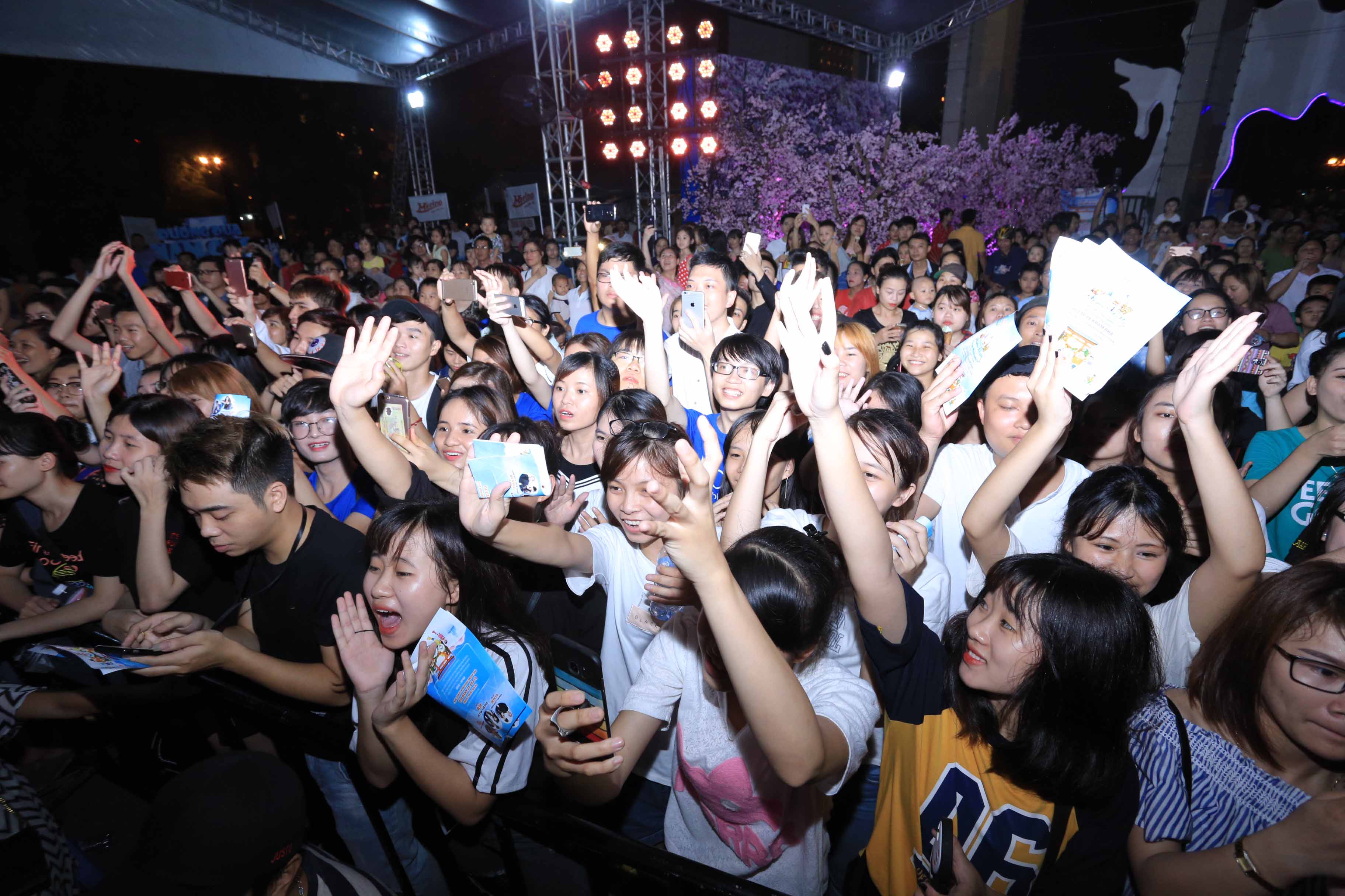 Sau Vụ Bị 'Đạo Nhạc', Bảo Thy Mang Hit 'Là Con Gái Phải Xinh' Ra Hà Nội