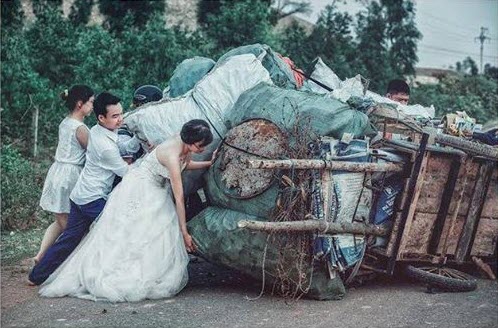 Hình ảnh về cô dâu chú rể Việt sẽ đưa bạn du lịch đến với những góc phố đẹp và lãng mạn nhất. Hãy cùng chứng kiến đám cưới truyền thống Việt Nam và cảm nhận tình yêu trong từng khoảnh khắc!