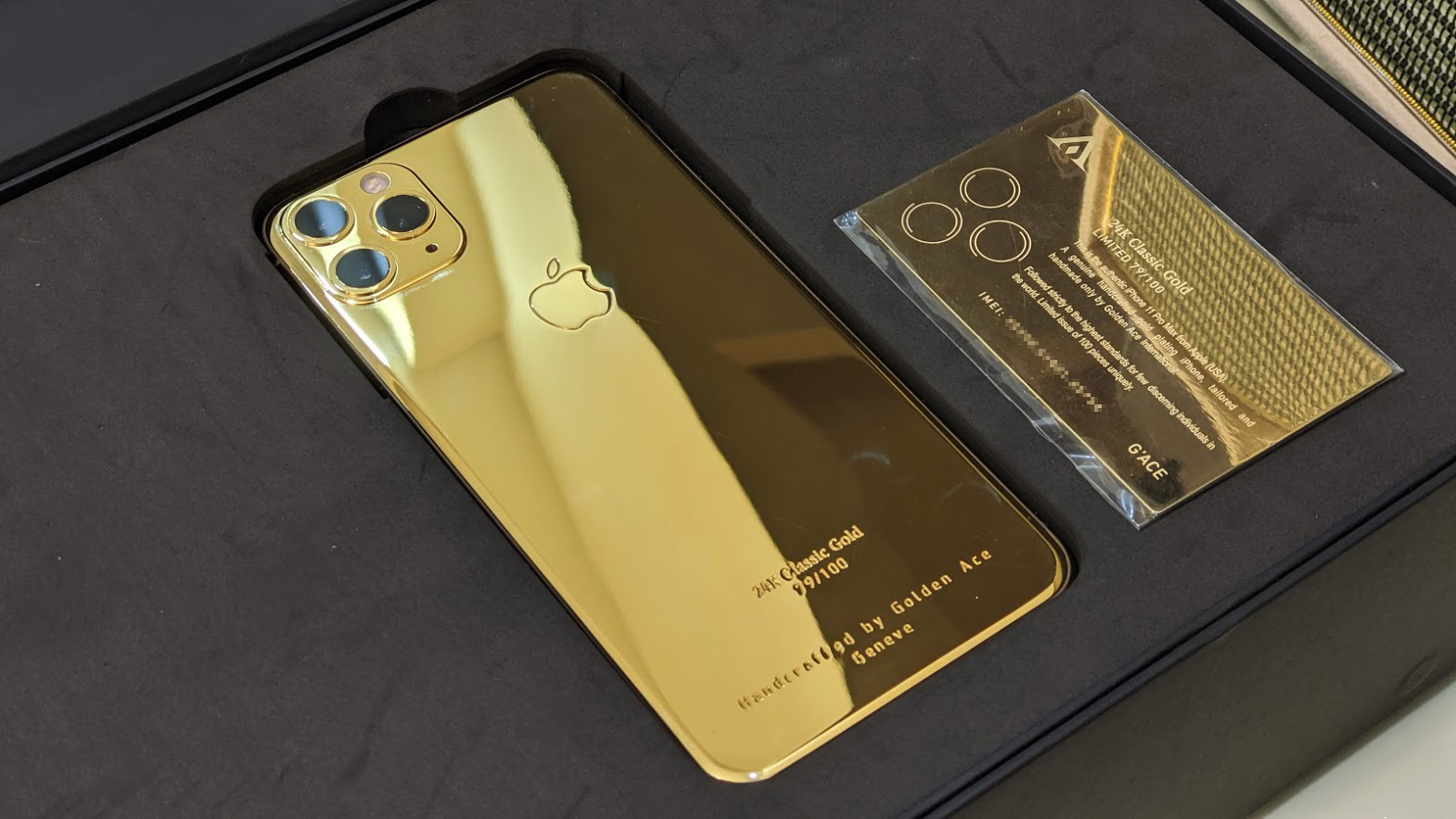 iPhone 11 Pro Max mạ vàng 24K: Chiếc điện thoại hoàn hảo cho những người yêu thích sự đẳng cấp và sang trọng. Đây là một trong những phiên bản iPhone đẹp nhất từ trước đến nay với màu mạ vàng 24K.