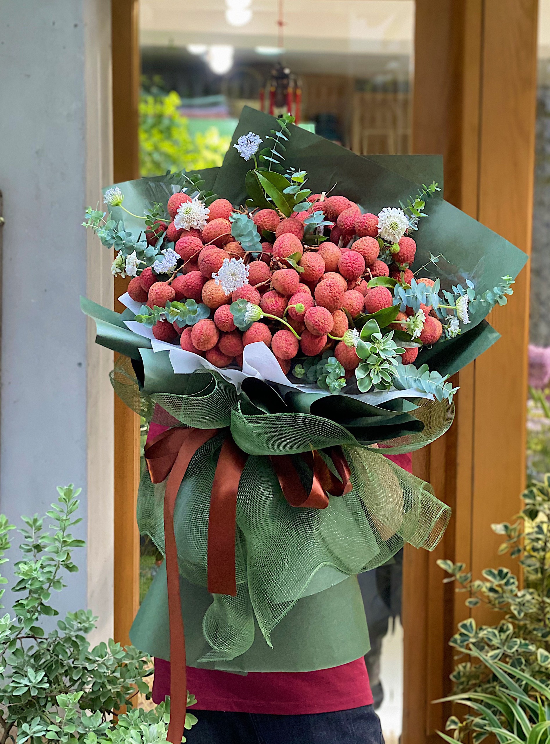Bó hoa trái vải là một sự lựa chọn hoàn hảo cho bất kỳ dịp đặc biệt nào, từ sinh nhật cho đến lễ kỷ niệm. Hãy xem qua hình ảnh để cảm nhận được sự tinh tế và đẹp mắt của những bó hoa này.