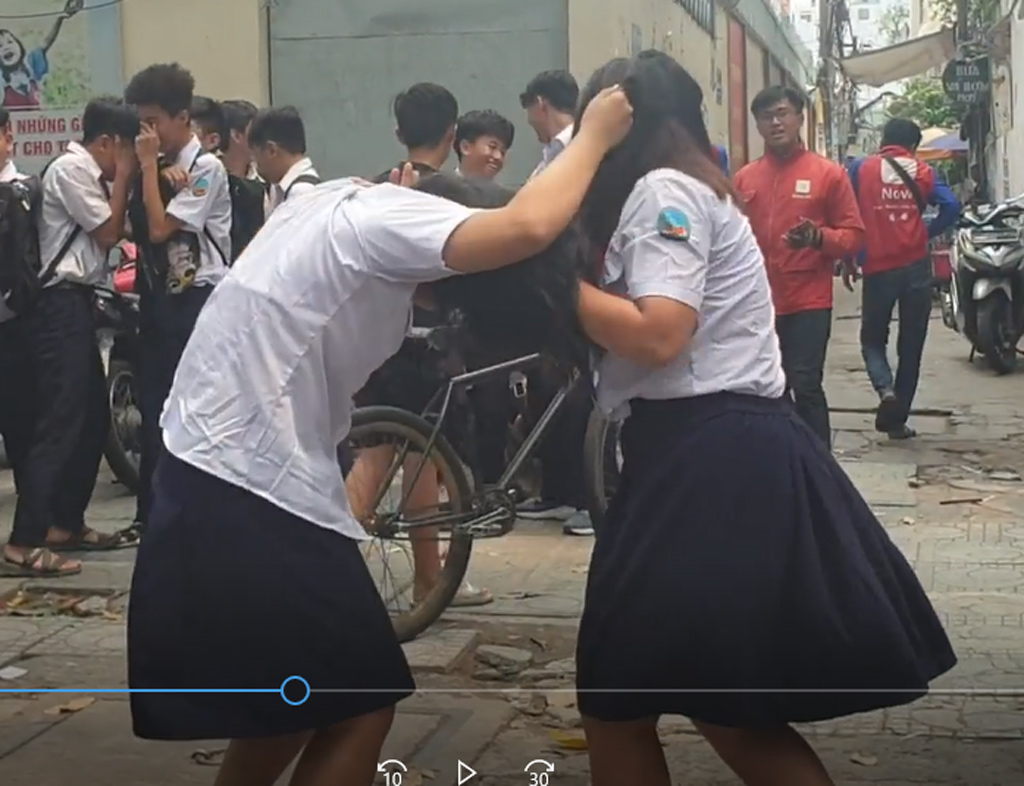 Hai nữ sinh đánh nhau trước cổng trường