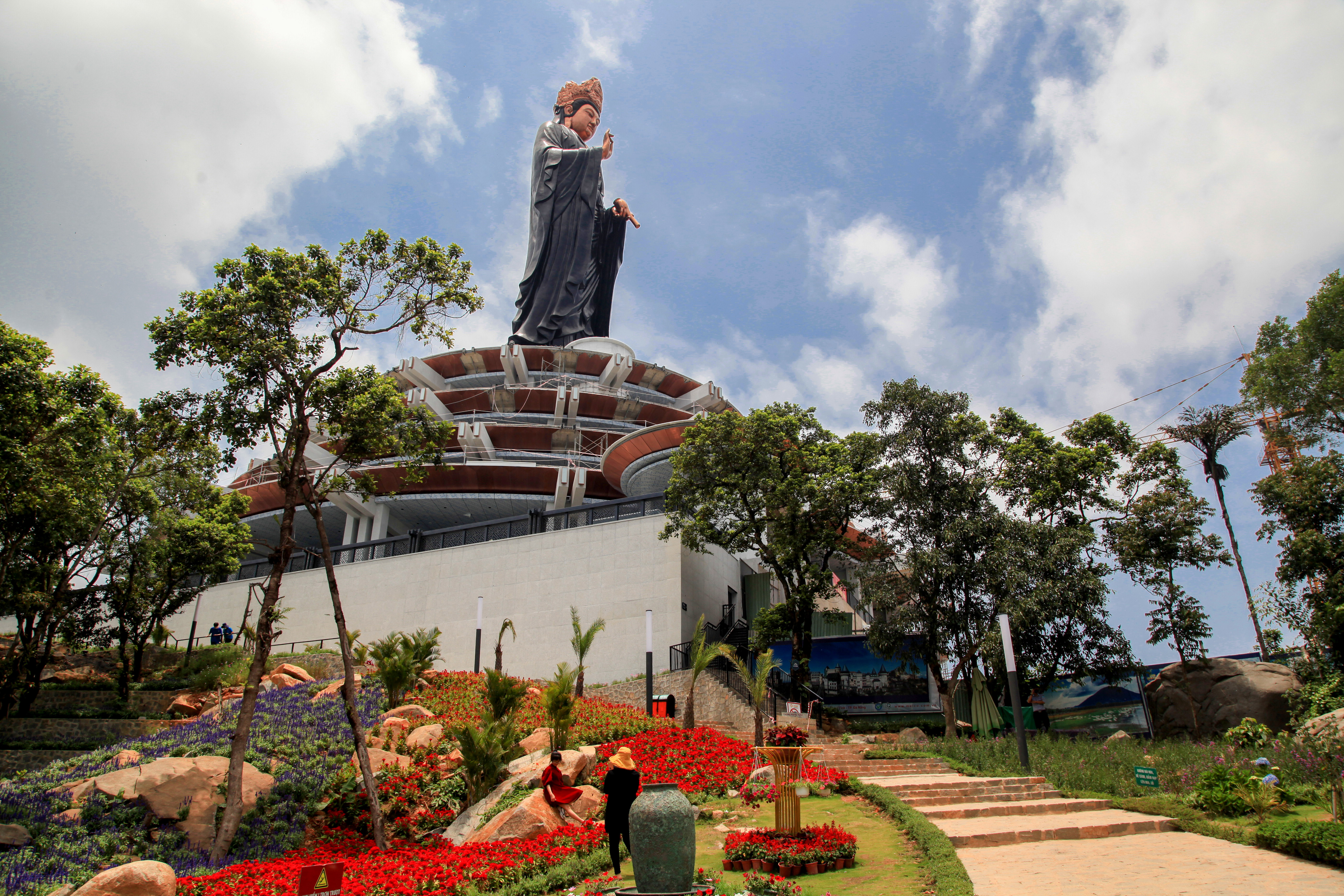 Tượng Phật Bà với đôi mắt mở to và tay chào đón sẽ đem đến cho bạn bình yên và niềm tin.