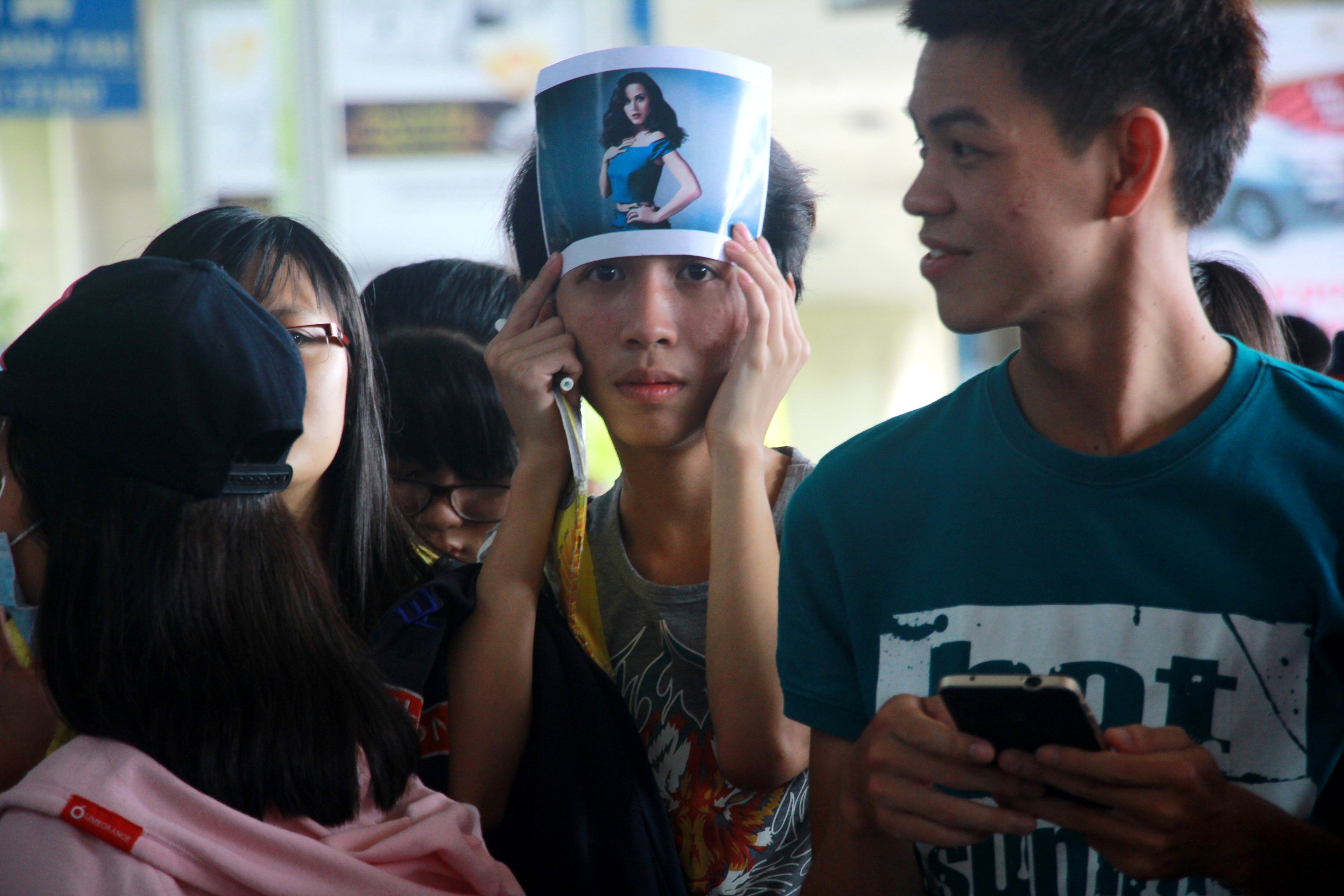 Fan Việt thẫn thờ vì 'đón hụt' Katy Perry - ảnh 1