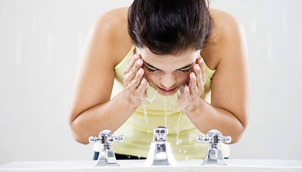 Rửa mặt đều đặn 2 - 3 lần/ngày bằng sữa rửa mặt chứa a xít salixylic