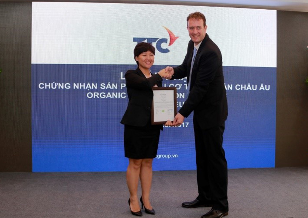 Đại diện tổ chức Control Union, ông Richard De Boer - Giám đốc Điều hành trao chứng nhận cho bà Trần Quế Trang - Tổng giám đốc Tổng công ty ngành Đường TTC