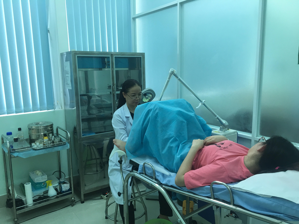 Bác sĩ Anh Thư, Trưởng phòng khám sản phụ, Trung tâm Chẩn đoán y khoa, đang đốt laser trong điều trị phụ khoa cho bệnh nhân