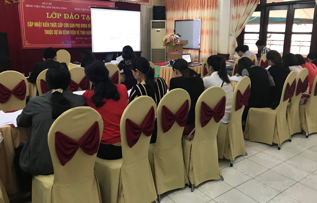 Một buổi học chuyên môn sản phụ khoa của các y bác sĩ tại tỉnh Hà Tĩnh