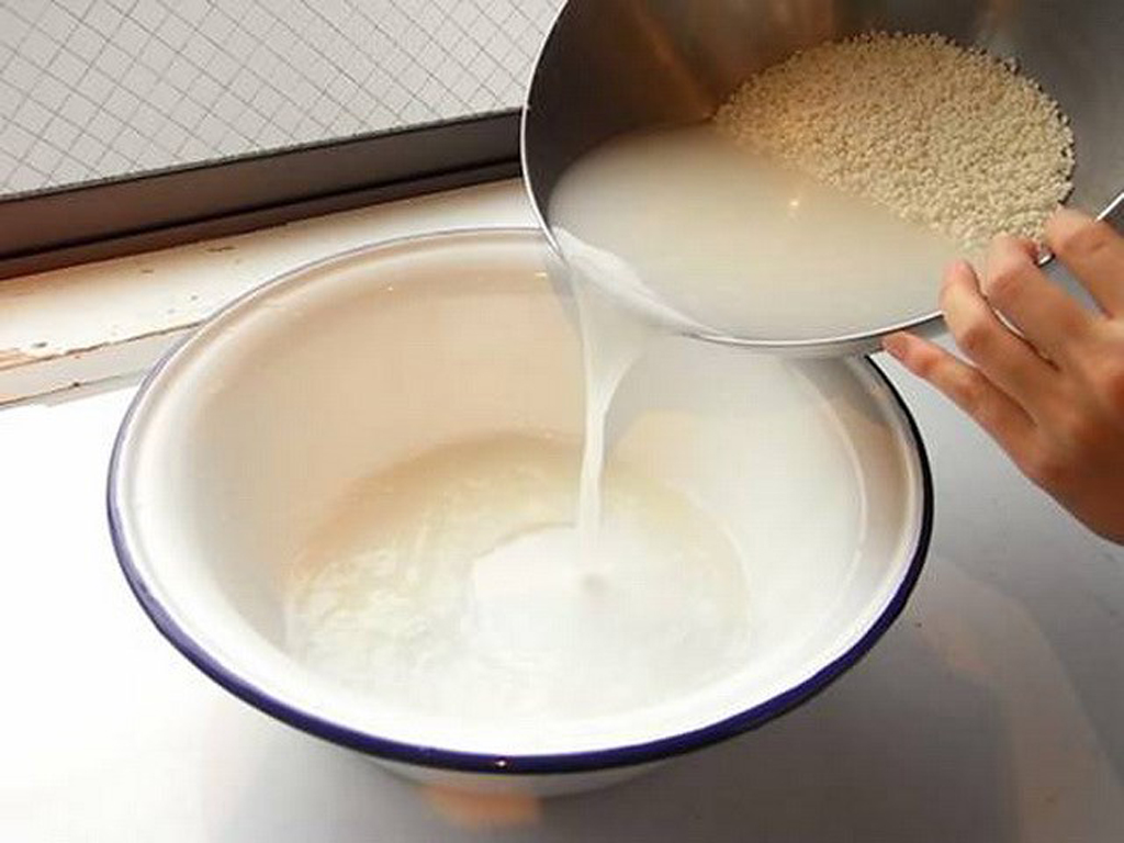 Tận dụng nước vo gạo làm sữa rửa mặt