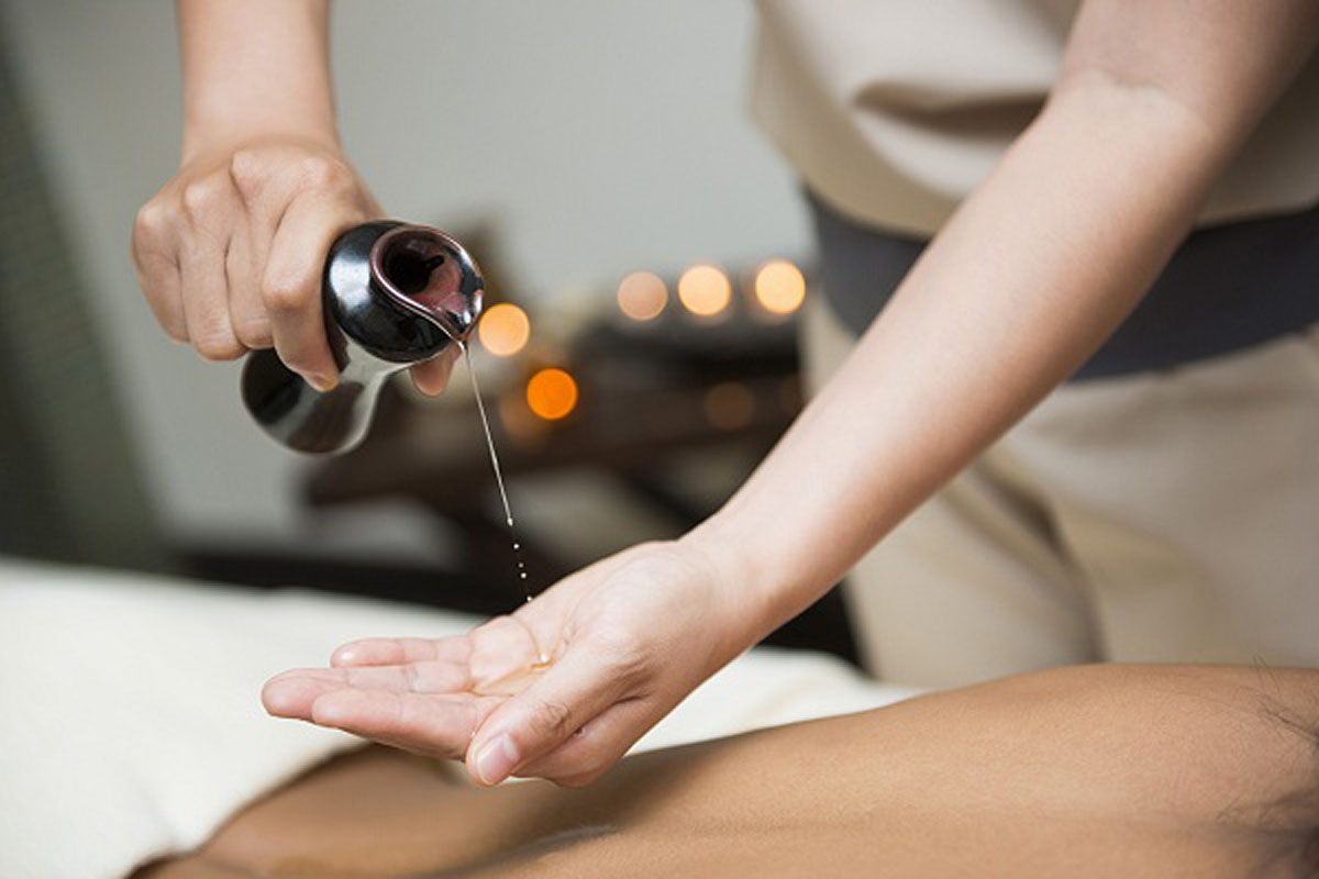 Massage Thụy Điển cần phải có tinh dầu