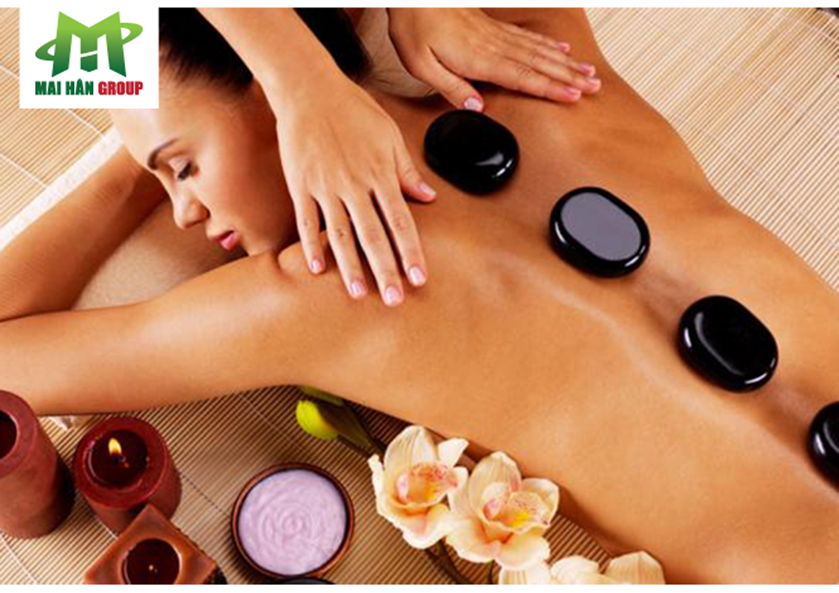Massage chăm sóc cơ thể với đá nóng massage