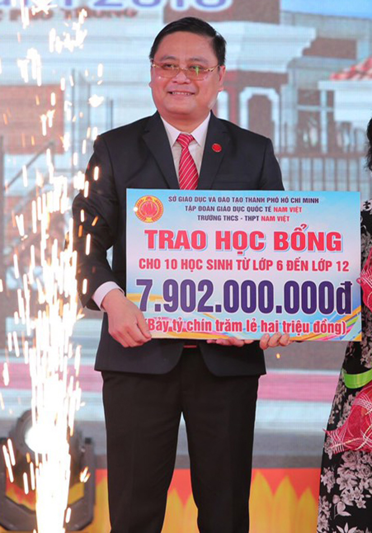 Ông Nguyễn Đức Quốc, Chủ tịch tập đoàn giáo dục Quốc tế Nam Việt trao học bổng cho quỹ học bổng Vừ A Dính