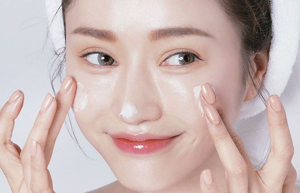 Đừng quên uống đủ 2,5 lít nước mỗi ngày để duy trì độ ẩm cho da nhé