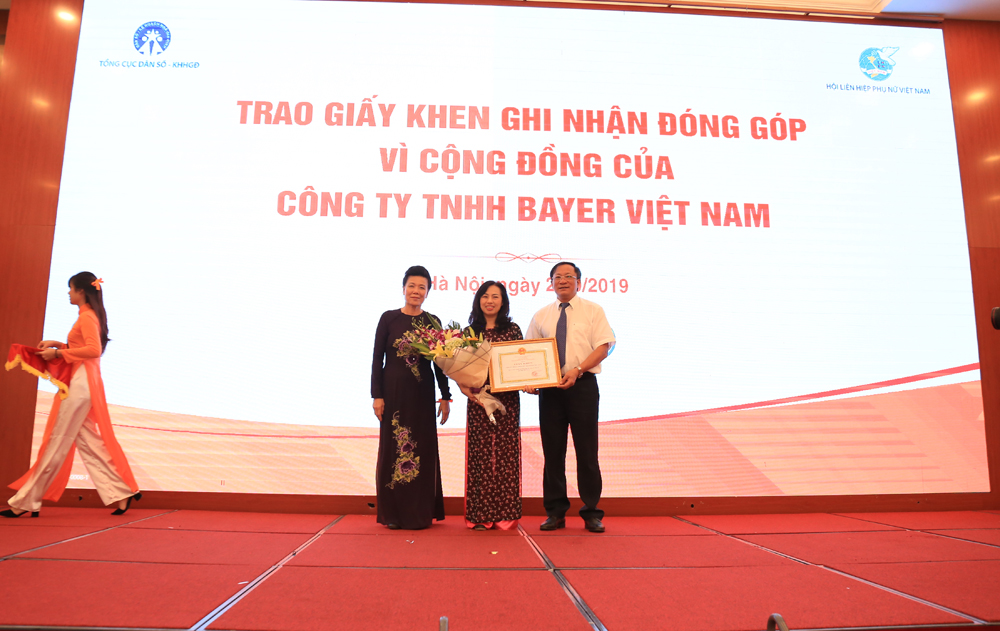 Bayer Việt Nam đón nhận Giấy khen từ Tổng cục DS-KHHGĐ trong việc đóng góp cho công tác dân số kế hoạch hóa gia đình