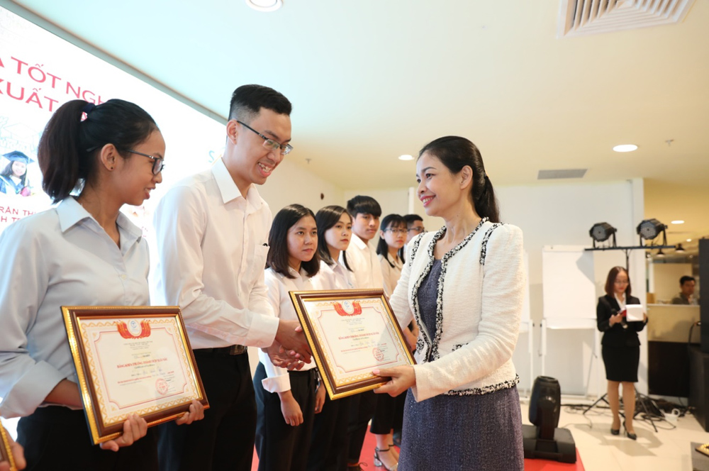Bà Nguyễn Thị Ngọc Liên - Phó tổng giám đốc Tập đoàn C.T Group đang trao học bổng cho các sinh viên thủ khoa
