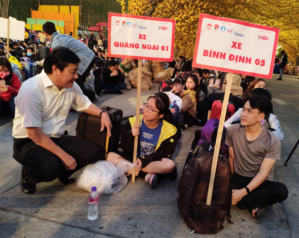 Thay mặt Ban tổ chức, ông Nguyễn Ngọc Toàn, Phó tổng biên tập Báo Thanh Niên, ân cần hỏi thăm các sinh viên trước giờ lên đường về quê