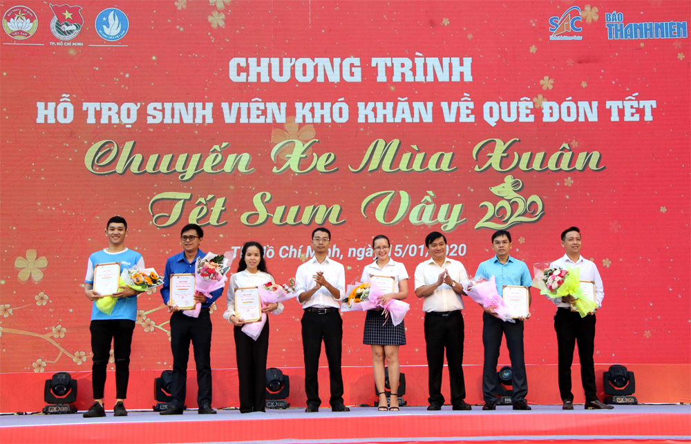 Ban tổ chức trao tặng hoa thay lời cảm ơn đến các mạnh thường quân