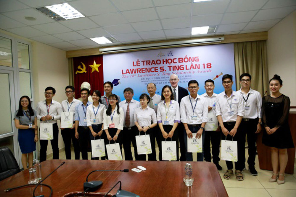 Trước đó, sáng 11.9.2020, 10 suất học bổng đã được Quỹ Lawrence S. Ting trao tặng cho sinh viên Trường đại học Y Dược TP.HCM