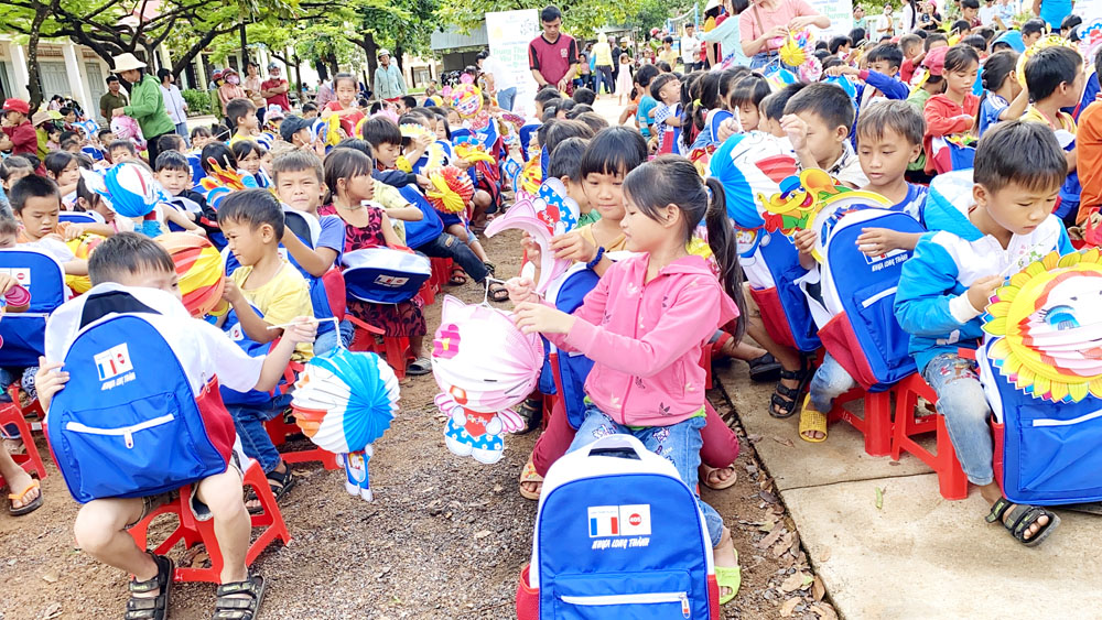  Mùa trăng năm nay, 500 em nhỏ ở Đắk Lắk đã được nhận quà