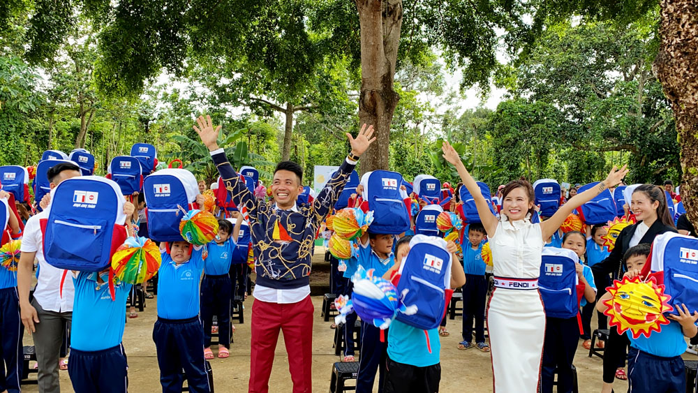  Vợ chồng anh Phạm Trần Nhật Minh - Phó tổng giám đốc Công ty TNHH Nhựa Long Thành cùng các em nhỏ ở Đắk Lắk